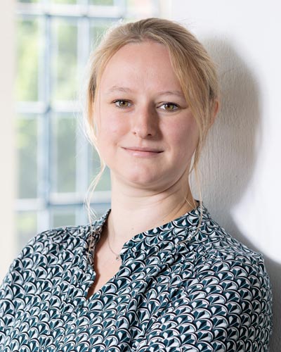 Porträt von Frau Brenner, Mitarbeiterin für Presse-und Öffentlichkeitsarbeit beim Weimarer Land Tourismus